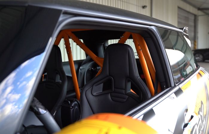 Tampilan kabin MINI Cooper SE dibuat kental aura sporty