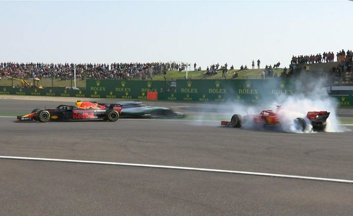 Max Verstappen (tim Red Bull) bentrok dengan Sebastian Vettel (Ferrari) di sirkuit Suzuka pada balap F1 China 2018