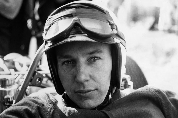 John Surtees peraih gelar juara dunia di ajang balap F1 dan MotoGP