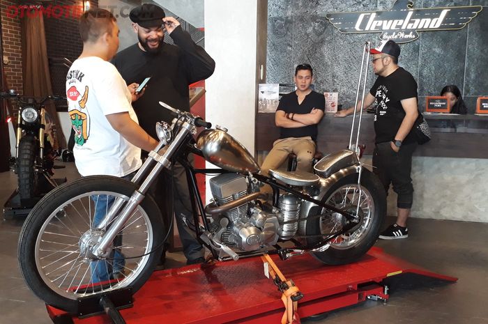 salah satu builder (Veroland) yang terlibat dalam Cleveland Cyclewerks 'Bike Revealing'