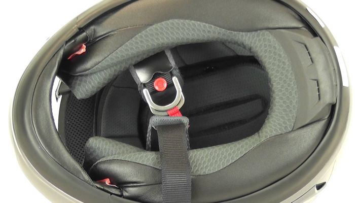 Helm dengan double-d ring buckle