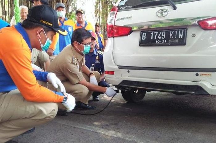 Ilustrasi, Petugas Sudin Lingkungan Hidup Jakarta Selatan saat melakukan uji emisi kendaraan roda empat