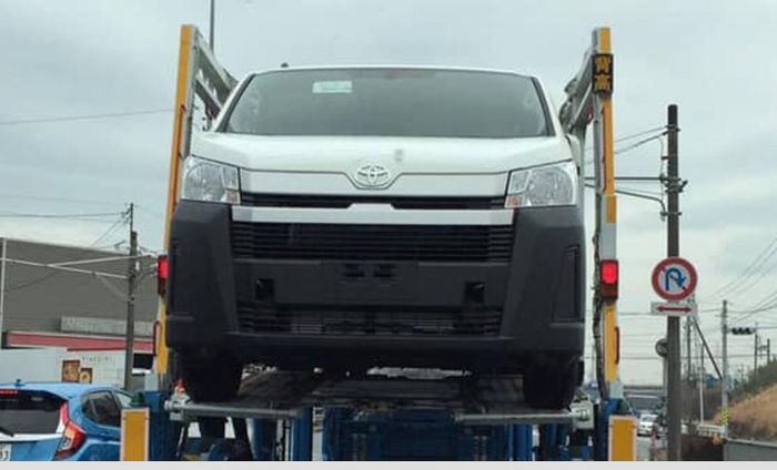 Tampilan fascia Hiace baru dari depan 