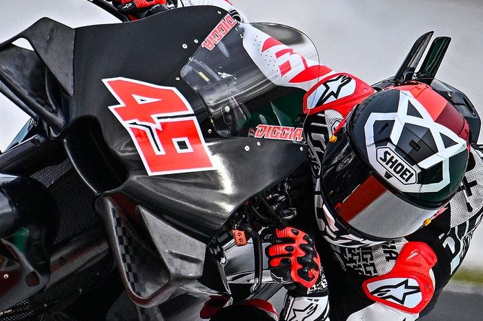 Fabio Di Giannantonio mau sungkem ke Valentino Rossi usai dipilih menjadi pembalap VR46 Racing Team di MotoGP 2024