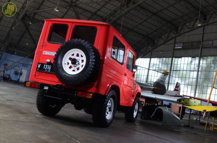 Restorasi Daihatsu Taft F50 dengan warna menarik perhatian.