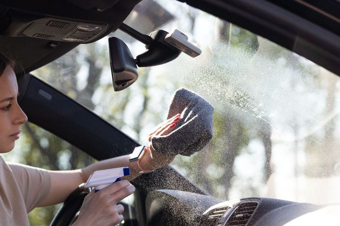 Ilustrasi perawatan kaca film, cukup dilakukan 2 minggu sekali