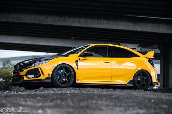 Modifikasi Honda Civic Turbo ditopang setup kaki-kaki sporty dan menawan