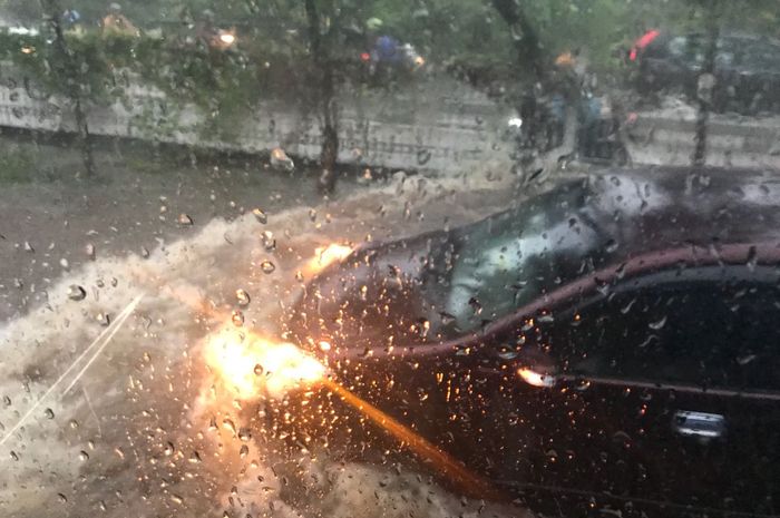 Ilustrasi mobil menerjang banjir