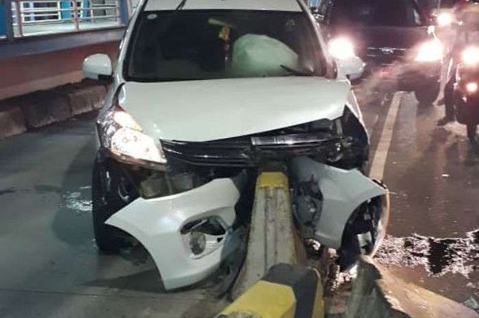 Suzuki Ertiga hajar separator busway hingga termakan dan menancap sampai radiator sobek