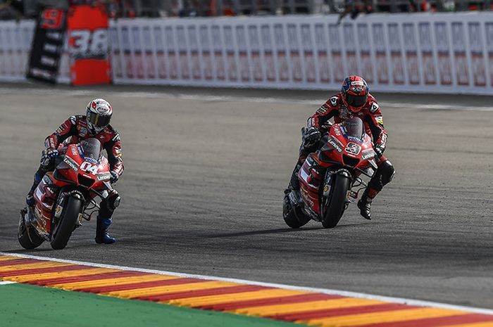 Danilo Petrucci (kanan) harus berhati-hati saat mendahului Andrea Dovizioso di balapan MotoGP Teruel