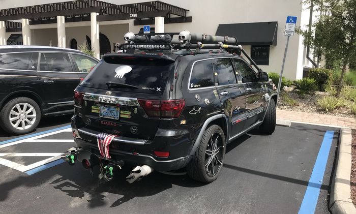 Tampilan belakang Jeep Grand Cherokee pakai aksesori aneh
