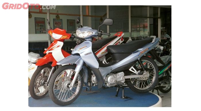 Yamaha Jupiter generasi pertama bersanding dengan Yamaha 125Z