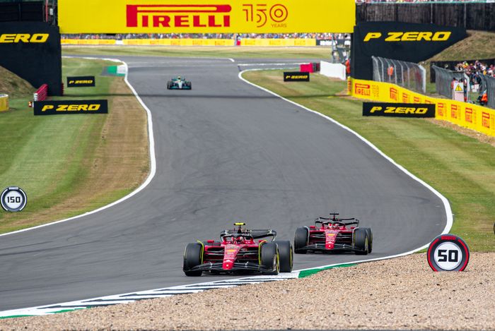 Carlos Sainz dan Charles lecelrc. Dua pembalap Ferrari ini terlibat pertarungan sengit di balap F1 Inggris 2022