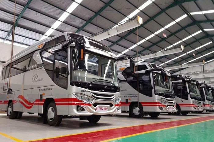 Lima unit medium bus White Horse Group garapan karoseri Adi Putro