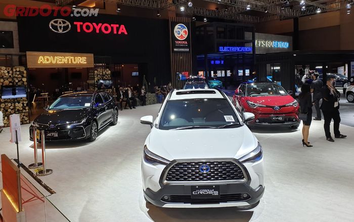 Booth Toyota di pameran otomotif Jakarta. 
