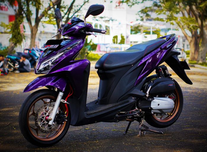 Modifikasi Honda Vario 125 old kece berjubah ungu dengan kaki-kaki upgrade