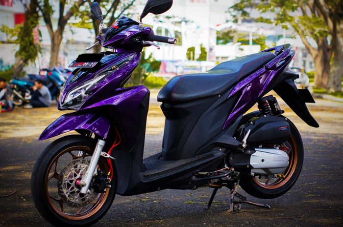 Modifikasi Honda Vario 125 old kece berjubah ungu dengan kaki-kaki upgrade