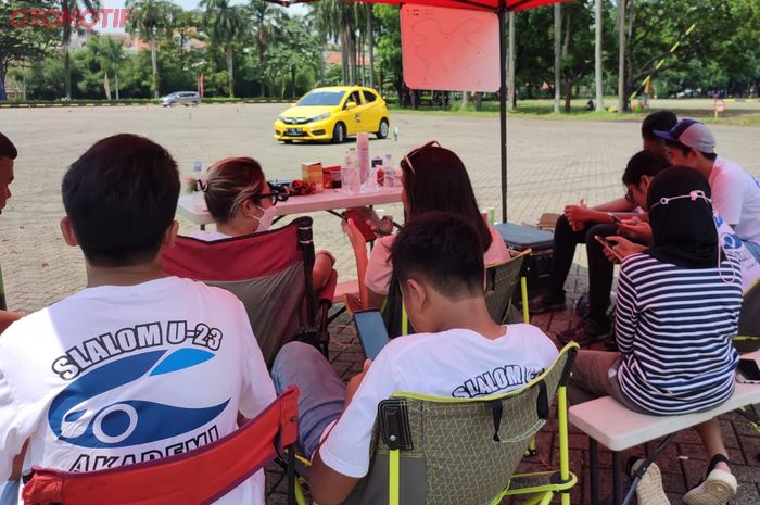 Para murid di U-23 Akademi menanti belajar slalom