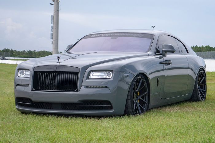 Rolls-Royce Wraith dengan suntikan formula Renntech