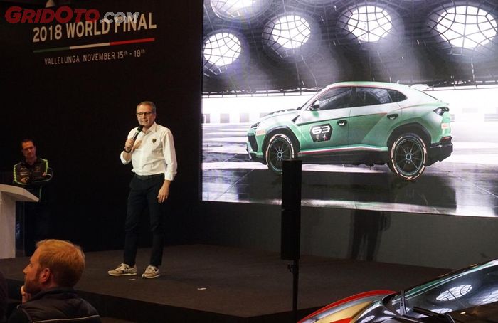 Chairman &amp; CEO Automobili Lamborghini, Stefano Domenicali saat memperkenalkan Lamborghini Urus ST-X Concept
