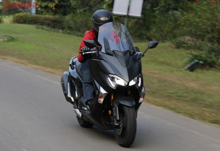 Ilustrasi Yamaha TMAX DX