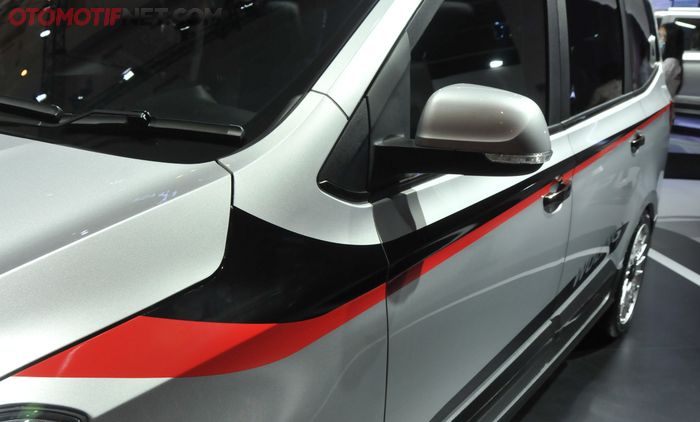 Sticker body stripping dengan nuansa merah dan black chrome di bagian samping