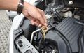 Oli Mesin Mobil Cepat Habis? Awas, Penyebabnya Bisa Karena Ini