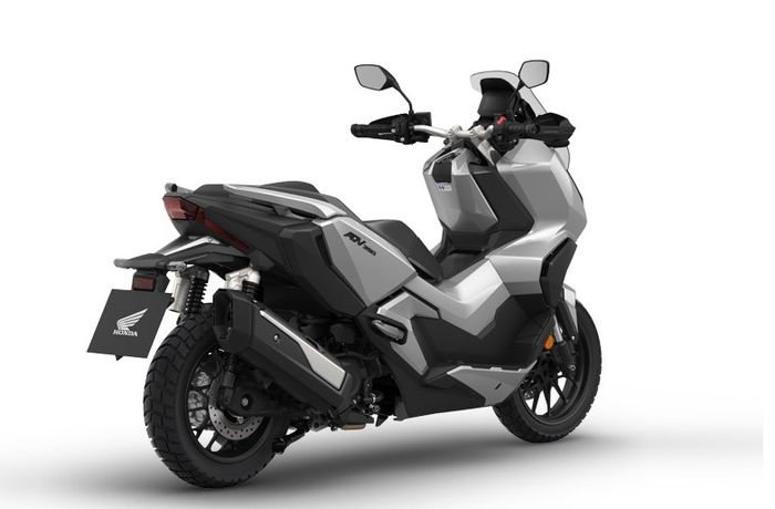 Bodinya lebih kekar dengan menggendong mesin 350 cc