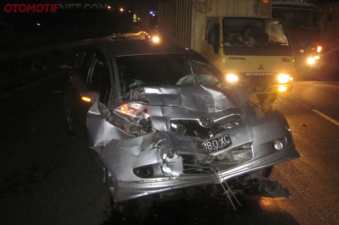 Foto ilustrasi mobil yang mengalami kecelakaan di jalan raya