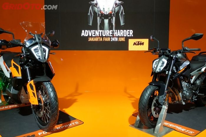 KTM 790 Adventure (Kiri) dan KTM 790 Duke (Kanan) resmi diluncurkan untuk publik Indonesia di ajang Jakarta Fair Kemayoran 2019.