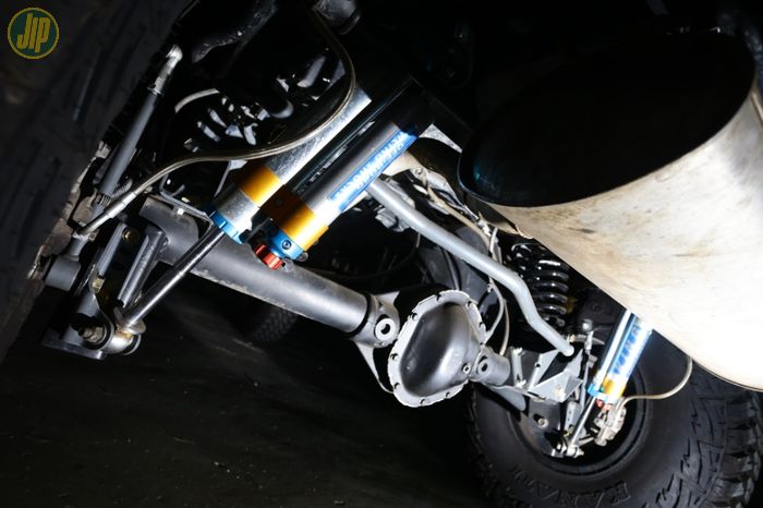 Lift kit Synergy didatangkan khusus untuk spek setir kanan agar dudukan track bar Wrangler JK jadi lebih presisi. Dan dipasangkan sokbreker King