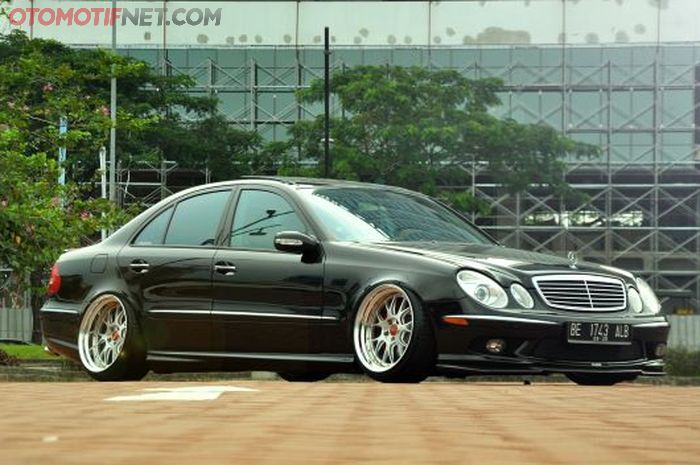 Modifikasi Mercedes-Benz E240 Avantgarde 2004 milik lengkap Askasifi Eka Cesario