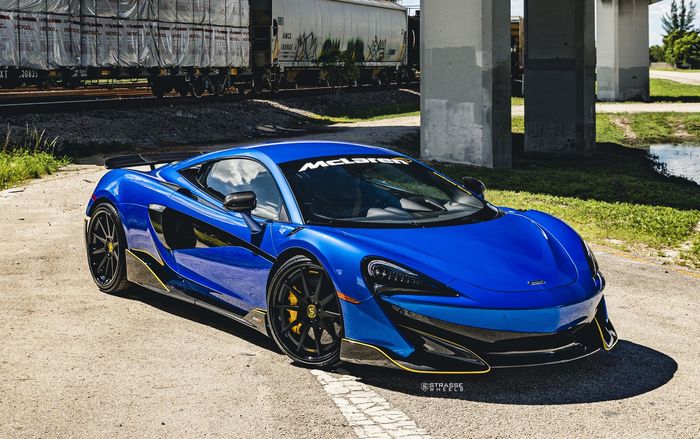 Sekujur bodi McLaren 600LT dibalut warna biru cerah Vega Blue