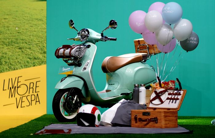 Vespa Picnic disediakan aksesori dan merchandise unik untuk menambak kesan piknik