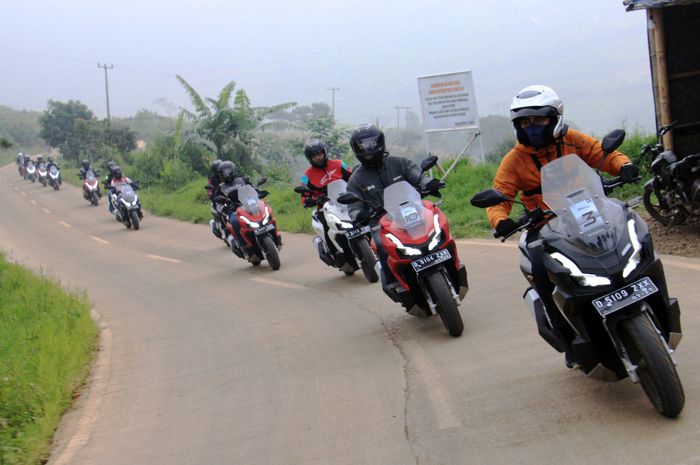 Ilustrasi touring menggunakan sepeda motor