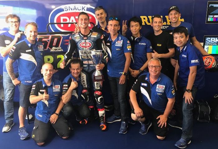 Michele Gadda (berdiri di belakang Michael vd Mark) di tim Yamaha WSBK disebut-sebut bisa jadi solusi motor Valentino Rossi di MotoGP
