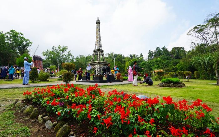 Menara Eiffel Paris versi mini di Merapi Park Kaliurang Sleman Jogyakarta
