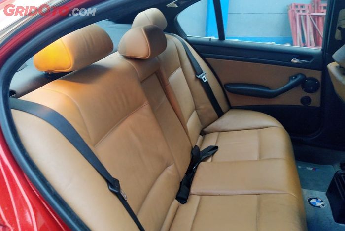 BMW E46 ini beraura homey sangat terasa berkat cangkok part interior BMW E46 M3 Individual