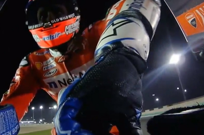 Andrea Dovizioso memutar tuas khusus di segitiga atas Desmosedici GP19-nya pada hari pertama MotoGP Qatar