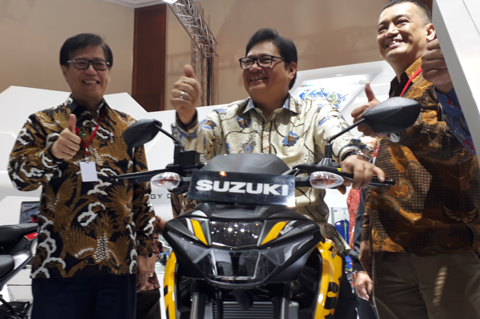 Airlangga Hartarto saat mencoba Suzuki Bandit di IMOS 2018