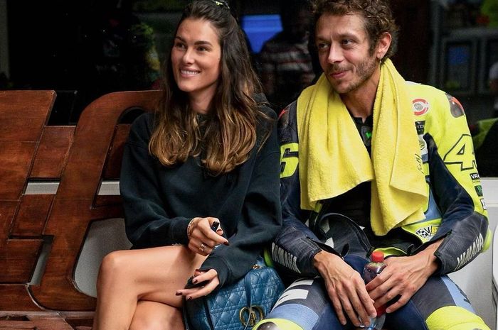 Valentino Rossi banting setir ke balap mobil setelah pensiun dari MotoGP, sang pacar, Francesca Sofia Novello jadi lebih tenang