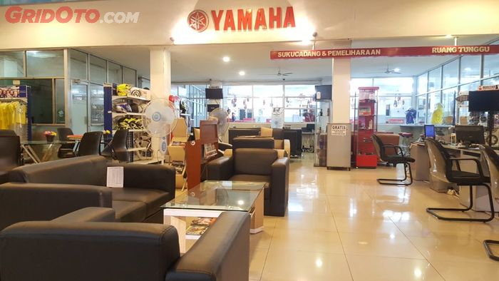 Tata letak ruang tunggu bengkel resmi Yamaha Harapan Motor