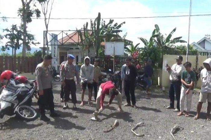 Pemuda di Banyuwangi tengah merusak knalpot brong miliknya usai terjaring razia, pada Jumat (2/12/2022).