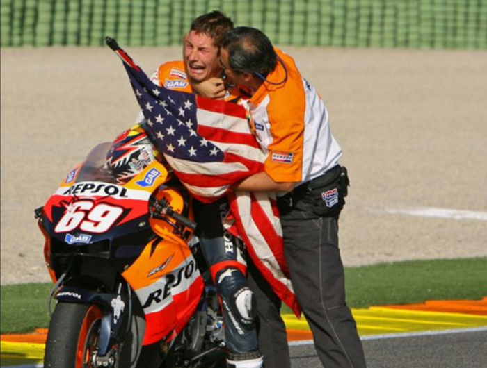 Nicky Hayden menjadi juara dunia MotoGP 2006 dengan dengan hanya 2 kemenangan