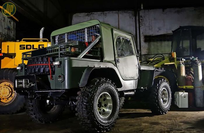Jeep CJ-2A ini makin sakti setelah dipasangi ban Simex Extreme Trekker ukuran 35 inci membalut pelek Compomotive 15x8.