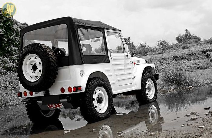  Pelek Kaleng dipasangkan dengan ban Maxxis Crawler LT 16x7,5 membuat tampilan Jimny LJ80 ini makin sangar.