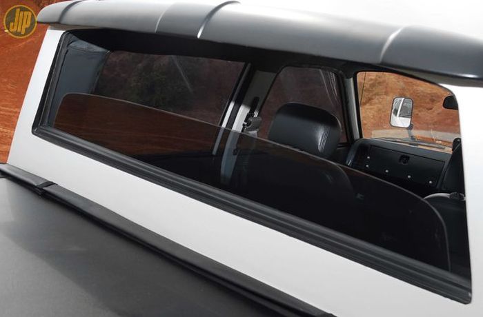 Unik, kaca belakang Chevrolet Luv ini dipasangi power window.