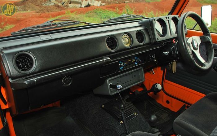 Dasbor Suzuki Jimny Sierra ini dipasangi milik Jimny keluaran 1984