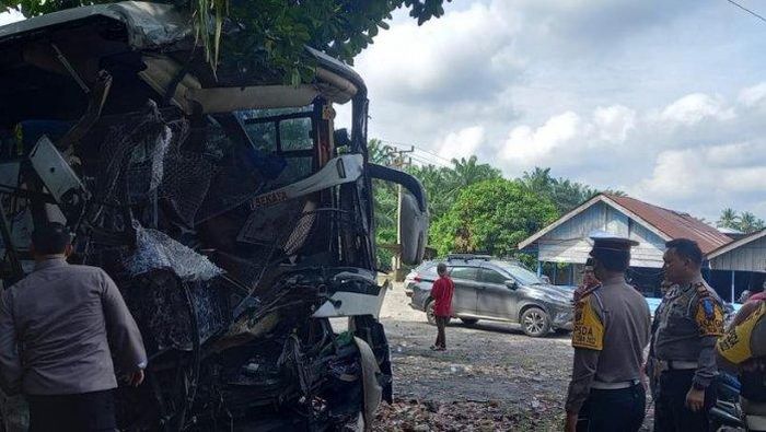 Panel bodi depan bus PMS hancur adu gebrak musuh bus PMH di Labuhanbatu Selatan, Sumut hingga menewaskan tujuh orang dan 13 luka-luka