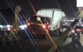 Mirip Ledakan Keras, Ternyata Kecelakaan Truk Boks Hantam Pembatas Ketinggian di Jakarta Timur